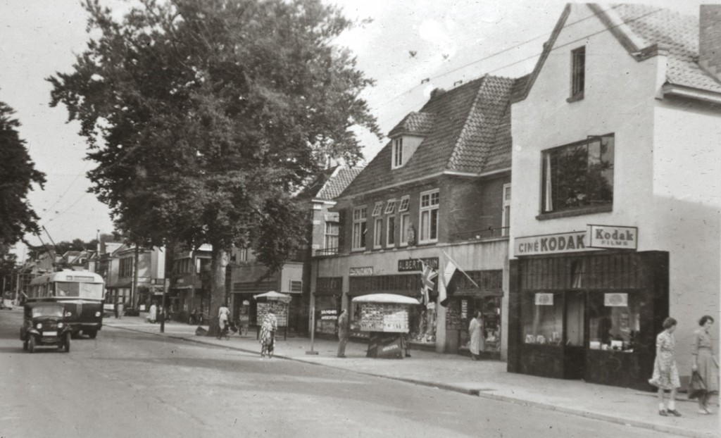 Na Rieken treffen we in het sterk verbouwde pand de fotozaak van Rijk aan. Oostelijk daarvan is Albert Heijn neergestreken, komende van de hoek van de Weverstraat.