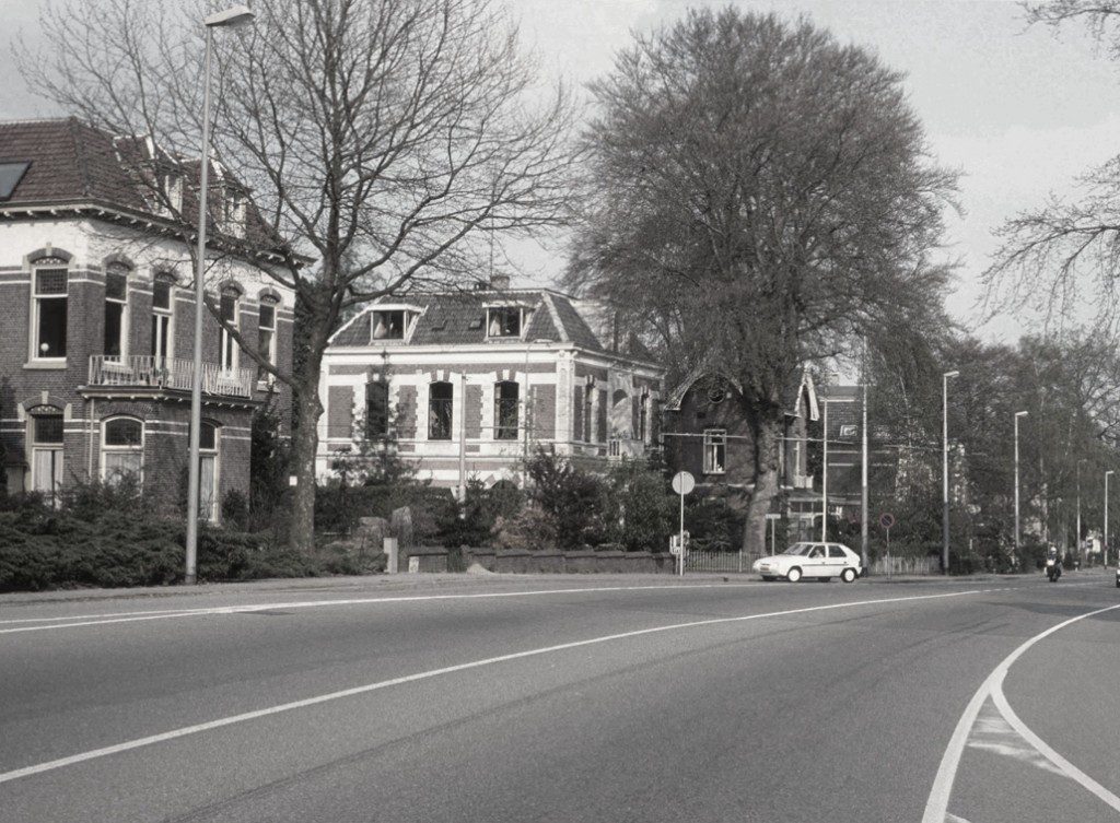 V.l.n.r.p de op de westhoek van de Steijnweg gelegen villa (183) en op de oosthoek van de Steijnweg achtereenvolgens richting Mariaweg gelegen 181 t/m 173.