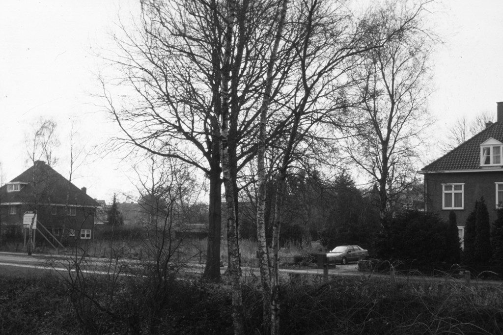 het braakliggende terrein dat in 1993 werd bebouwd met de panden op Parallelweg 84-86 en nummer 88.