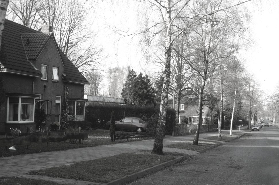 Links de twee onder één kap op Parallelweg 8-10 met rechts daarvan de achterzijde van de noodlokalen die in 1994 plaats zouden maken voor de bouw van de garage Hooijer (Lebretweg 53).