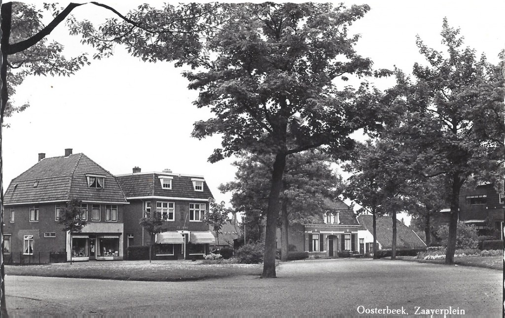 Zicht vanaf het Zaaijerplein op de woningen aan de Lebretweg.