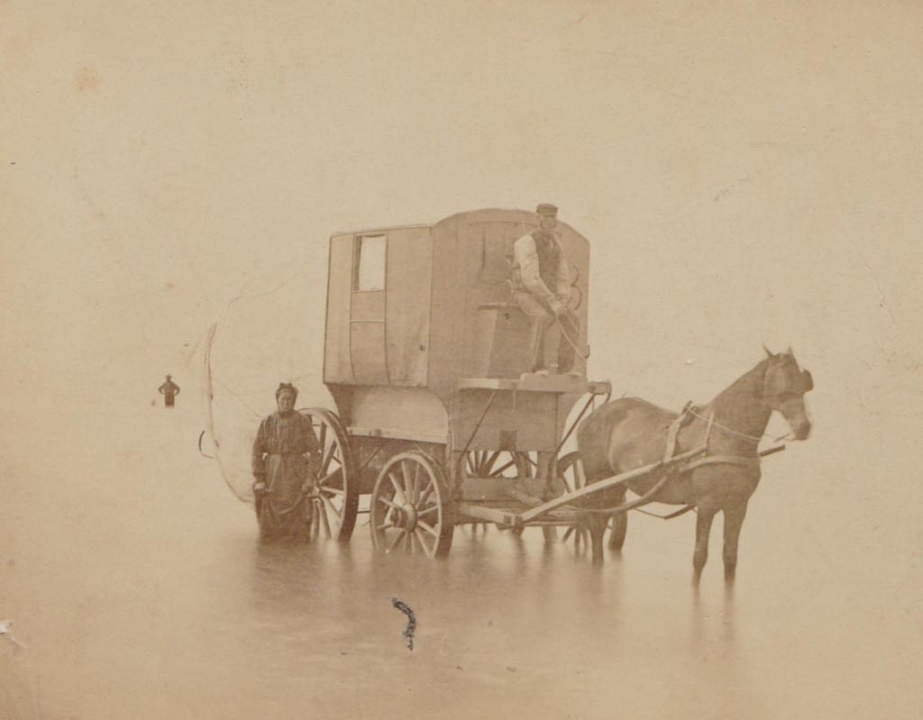 Tijdens bezoeken aan het huis van Willem Pieter te Bloemendaal werd, uiteraard met badkoets, in zee gebaad door de dames, hier in 1898