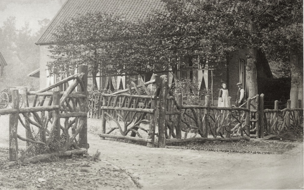 Op de kop van het Kerkpad, nabij de Veerweg stond ooit de boerderij van E.J. Thomassen. Bij de boerderij werden door zijn echtgenote verfrissingen verkocht zodat zij weldra als kasteleinse bekend stond. Later rond 1887, inmiddels weduwe zou Leendert Fangman, eigenaar van de Westerbouwing, voor haar een paviljoen op de Westerbouwing bouwen, het begin van de uitspanning Westerbouwing..