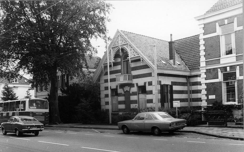 In de linker villa vestigde zich eind jaren 170 de huisarts Piet Onderwater, met rechts van zijn praktijk het woonhuis van zijn ouders in de villa "Merlet".