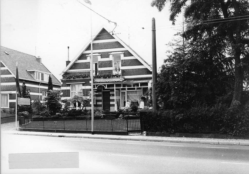 Tussen de twee panden de ingang naar tuincentrum Berns. Rechts het voormalige huis van de gebroeders Bijvoet Boomkwekers. Links het pand dat sneuvelde ten koste van voorgenomen nieuwbouw ter plekke.