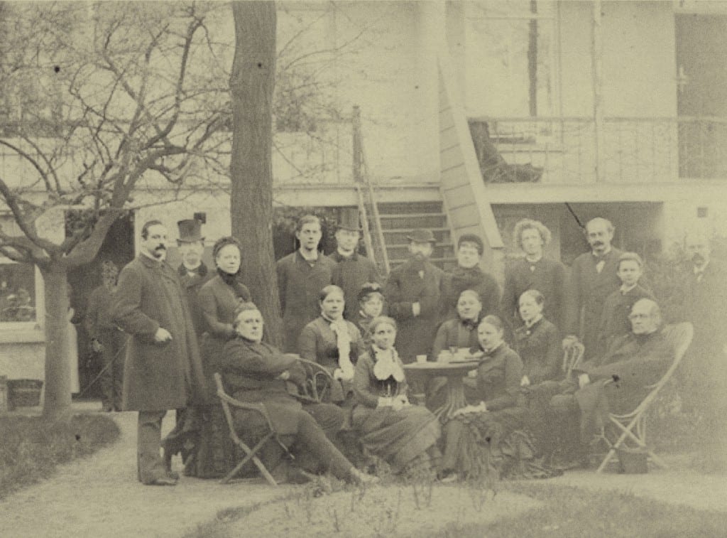 Een foto gemaakt in Delft met links gezeten Willem Pieter Wolterbeek, aan de taafel de gezusters Matthes, geheel rechts ds. Van Marken met achter zich Jacques.an Marken