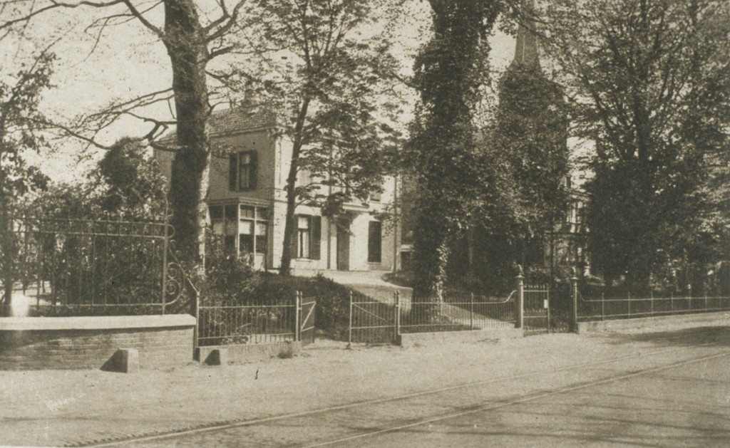 De villa Schooneveldheuvel met rechts daarvan de pastorie van de St. Bernulphuskerk.