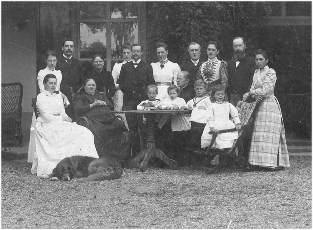 Een familiebijeenkomst ten huize "Valkenburg" met de vrouwe des huizes