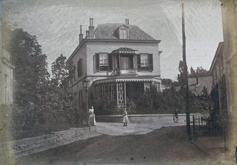 het pand van de drogist T.C. van Rijn toen het nog als woonhuis dienst deed. Burgemeester Toulon van der Koog woonde er enige tijd voordat hij huis "Hoogerheide" betrok.