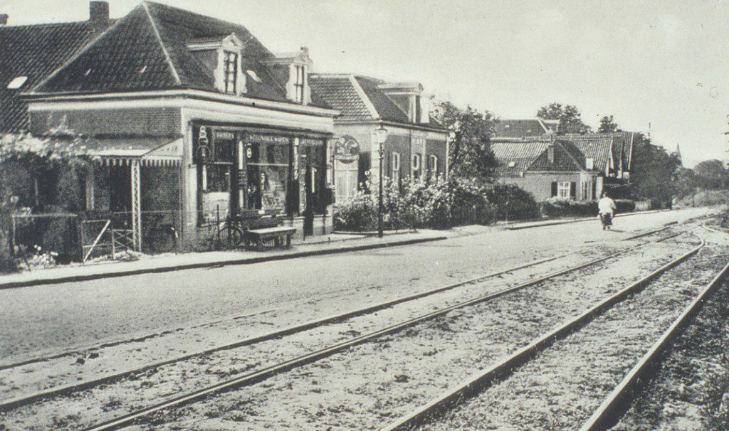 Geheel links de winkel van D. Aalbers, gebouwd in 1876, aanvankelijk tabakshandelaar in later jaren kruidenier.