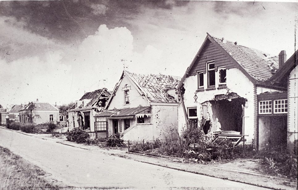 Het derde pand van rechts is de zwaar beschadigde winkel van bakker Schildering. In 1948 verscheen ter plekke een nieuw pand waarin bakker Schildering zijn bedrijf voortzette, nu op nummer 88.