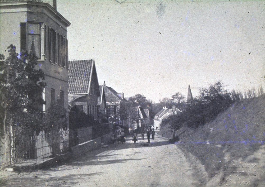 Vanaf villa "Bella Vista", links, zicht op de herberg "De Ploeg"., met daarnaast "De Parre", later "Betuwezicht", enige jaren het woonhuis van de schilder J.W. Bilders.