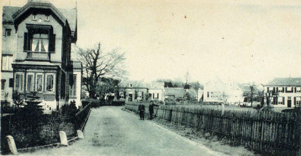 Kruispunt Weverstraat- Benedendorpsweg in noordelijke richting gekeken.