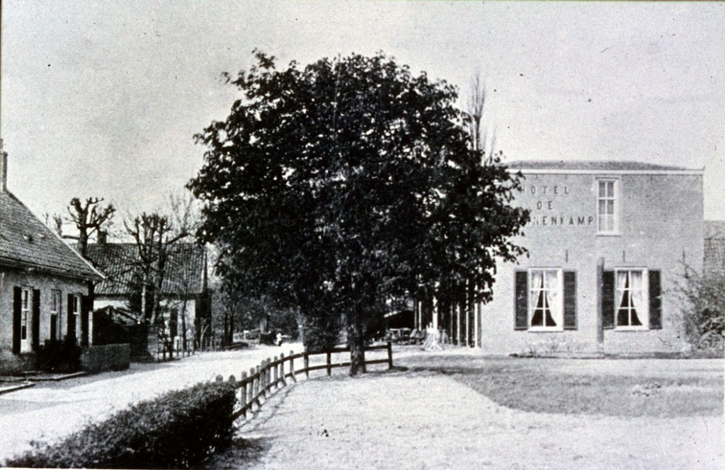 Gezicht op de benedendorpsweg in westelijke richting met rechts op de achtergrond de villa "Buitenrust".