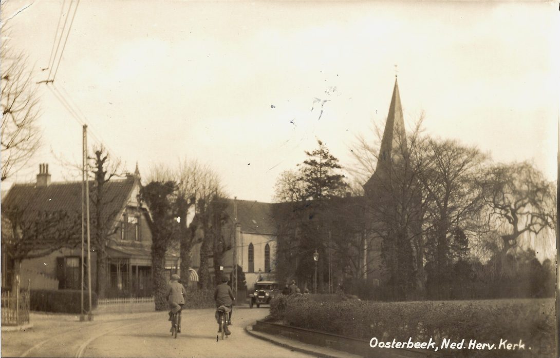 We naderen het kruispunt met de Bildersweg (Dr. Brevéestraat is pas na WOII aangelegd). Het huis rechts van "Lindenhoek" liggend in de bocht overleefde WOII niet. (nu nummer 145)