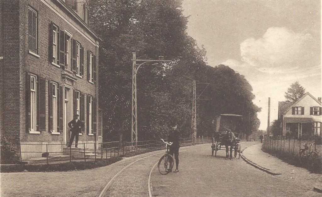 Links "Buitenrust" en rechts op de achtergrond het huis op nummer 160, gebouwd in 1870 en nog aanwezig.