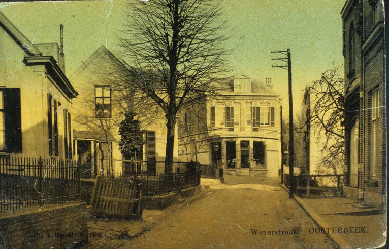Links een pand op de plek van het huidige Filmhuis. Daarvoor de zijgevel van de goedkope Winkel, toen nog drogisterij en op de hoek van Weverstraat met Annastraat de drogist T.C. van Rijn.