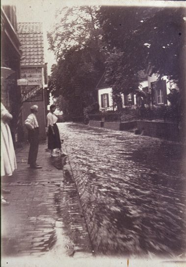 Doordat de Weverstraat parallel aan het Zweiersdal sterk afdaalt is er door de tijen heen veel wateroverlast. Er zijn vele foto's waarin een andermaal overstroomde Weverstraat figureert.
