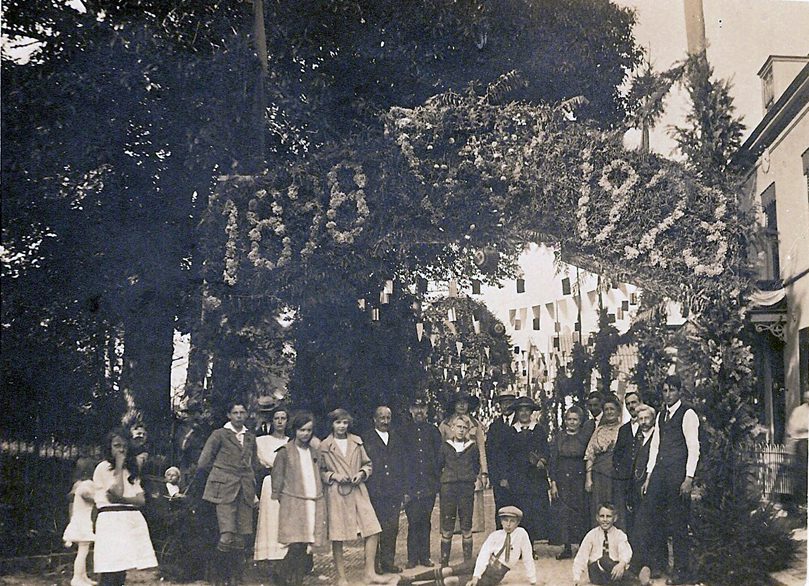 In 1923 werd voor "Rozenhove" een erepoort opgericht t.g.v. het 30 jarig koningschap van Wilhelmina.
