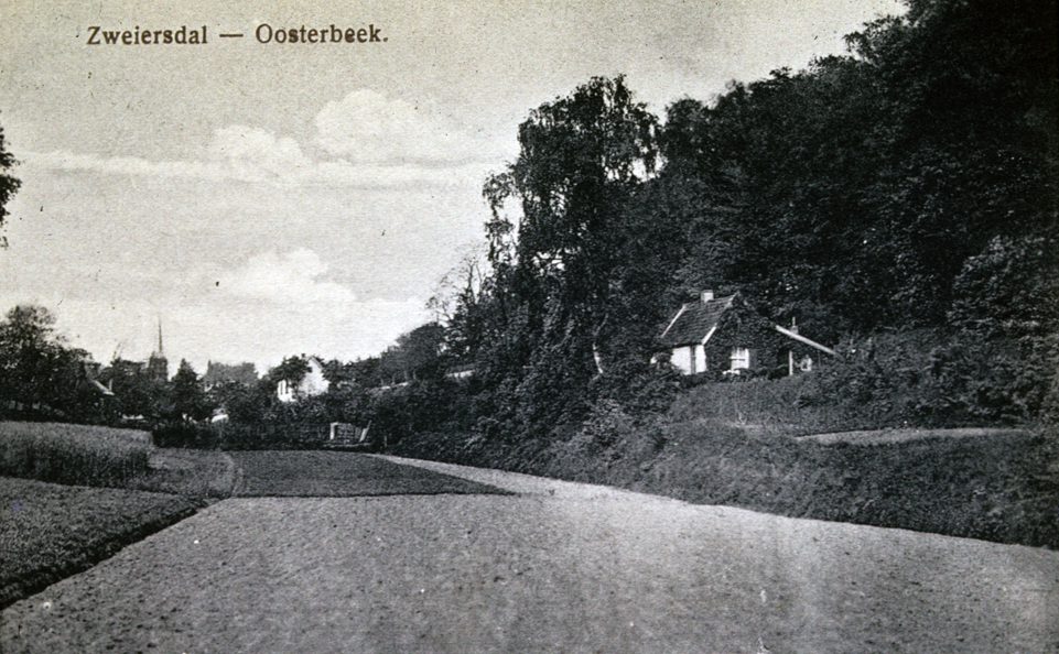 De twee in het Zweiersdal gelegen huizen aan de oosthelling. Vooraan het tuinmanshuisje van Bato`s Wijk en daarachter in het verschiet de woning nabij het huis van Hooijer.