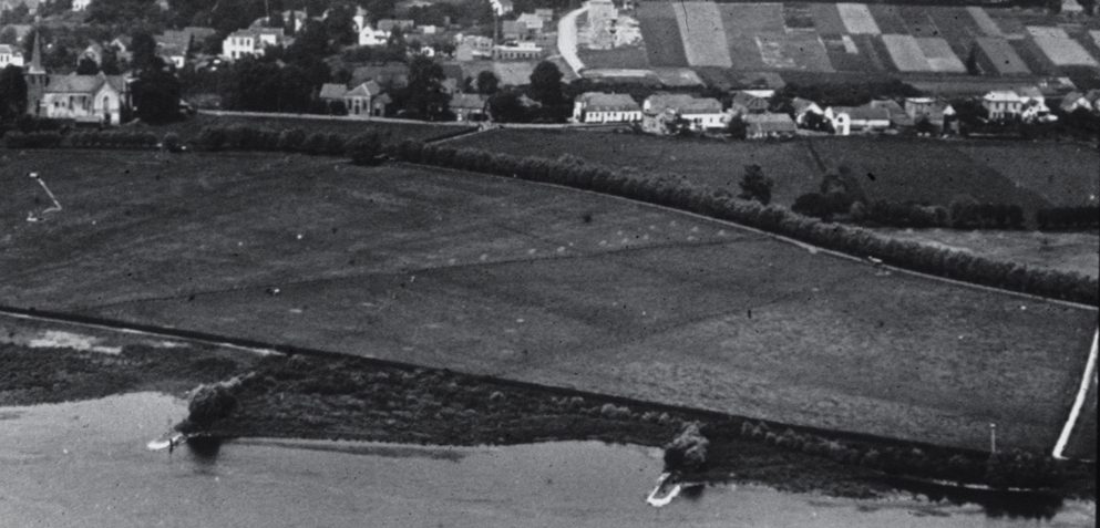 Op deze luchtfoto van voor WOII is de rij panden die we zojuist bekeken in volgorde te zien.