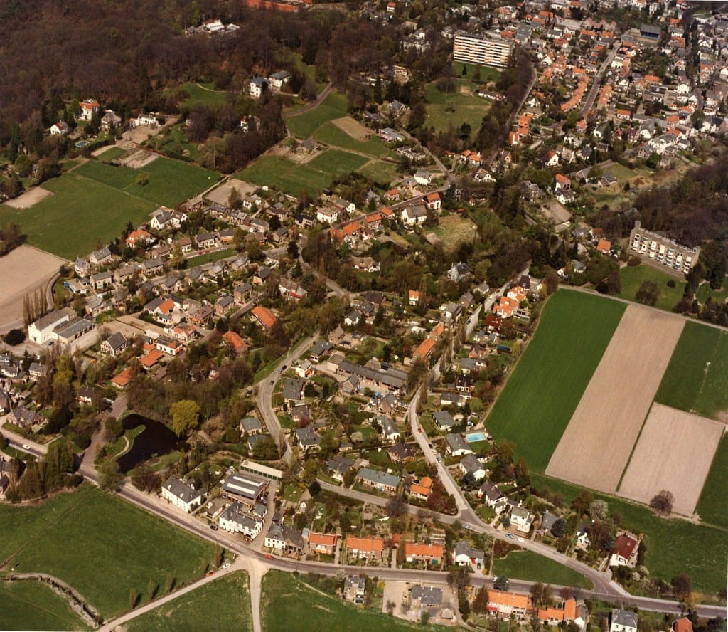 Een na-oorlogse luchtfoto van het gebied Benedendorpsweg vanaf de Ploegseweg tot aan