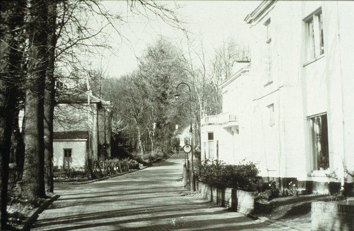 Kneppelhoutweg nabij de Hoofdlaan (links) met links de voormalige kostschool voor Jonge Heren het Hemeldal, gesticht door Lucia Kallenberg van den Bosch in 1826, na het overlijden van haar eerste echtgenoot. In later jaren pension.