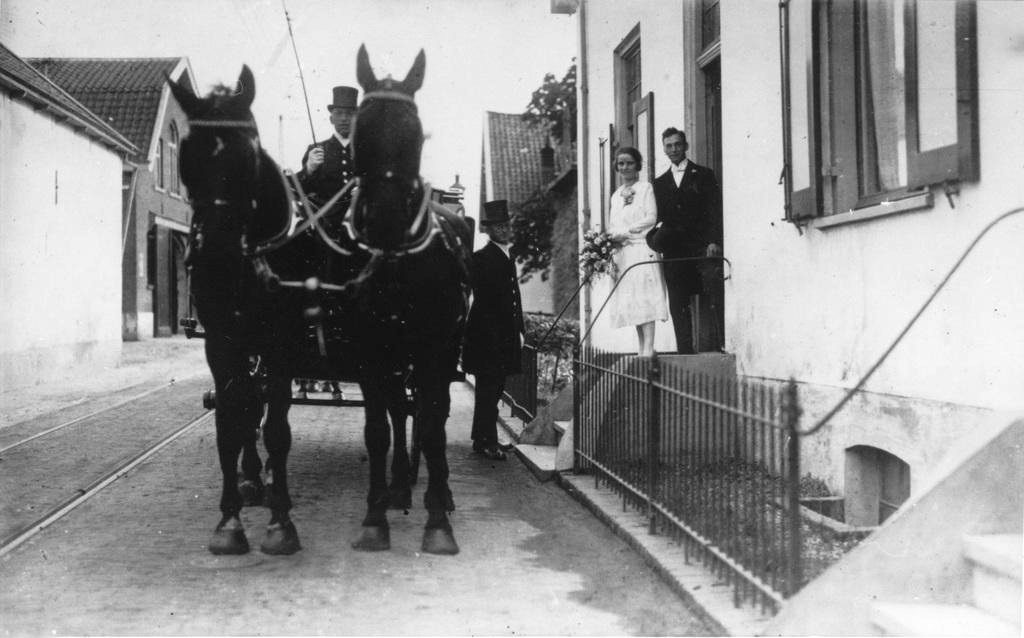 Links de schuur van de graanhandelaar Rijks met rechts het huis op nummer 110.