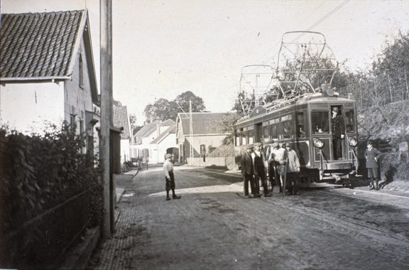Een elektrisch tramstel van de TOL op de Benedendorpsweg.
