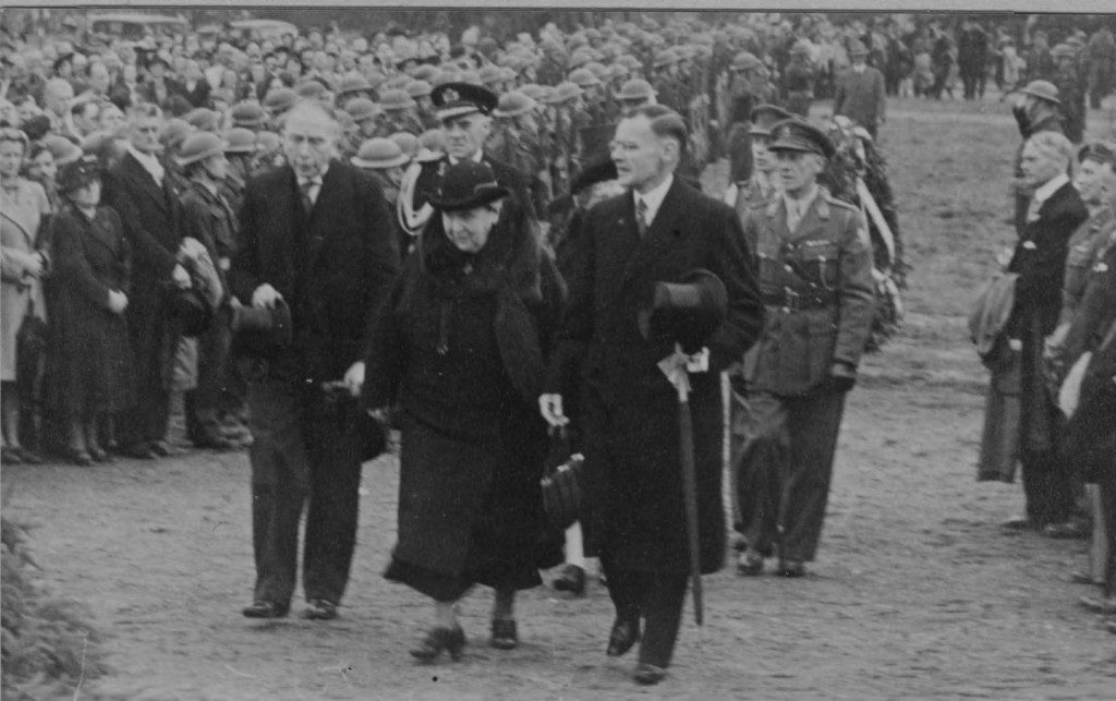 V.ln.r. burgemeester Talsma, koningin Wilhelmina en de commissaris der koningin in Gelderland Jhr. I. C. Quarles van Ufford.