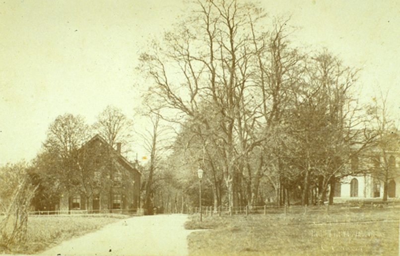 Rechts de ingang van de Hemelsche Berg met aan de oprijlaan het door Kneppelhout verbouwde logement De Witte Poort dat dienst deed als gastenverblijf voor het huis de Hemelsche Berg. Toen het in eigendom kwam van de familie Beelaerts van Blokland werd de naam gewijzigd in Transfalia.