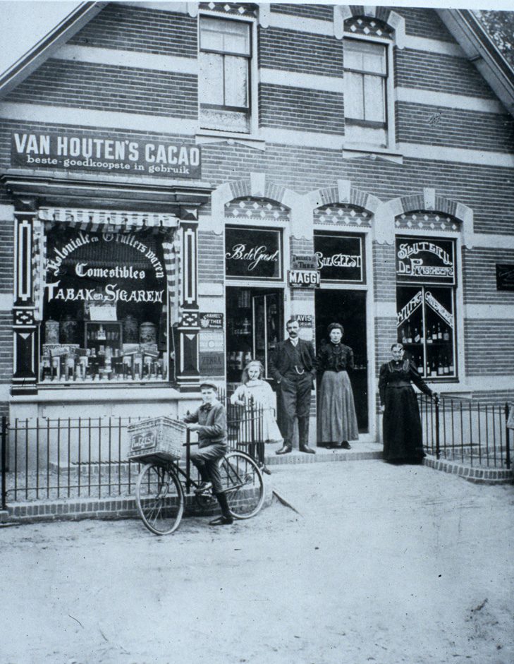 Het pand van kruidenier en slijter Berend de Geest op de Paasberg nabij de Pietersbergseweg. Bernhard de Geest, en Diederike Hermeina de Geest- Karel met dochter Charlotte Sophia, zoon Berhard jr. en de schoonmoeder van De geest,Charlottha Sophia Karel- Rothuizen voor de ingang van de winkel, Paasberg 3-5. Vanaf 1925 zette Bernhard de Geest jr. en zijn vrouw Hendrika Cornelia Kok de zaak voort, links van garage Sukkel, op de kop van de Paasberg aan de Pietersbergseweg.