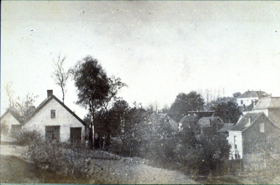 Rechts in her Zweiersdal het huis op Weverstraat 52. Links de huisjes aan het pad Weltevreden op de oosthelling van het Zweiersdal nabij de Molenberg (I).