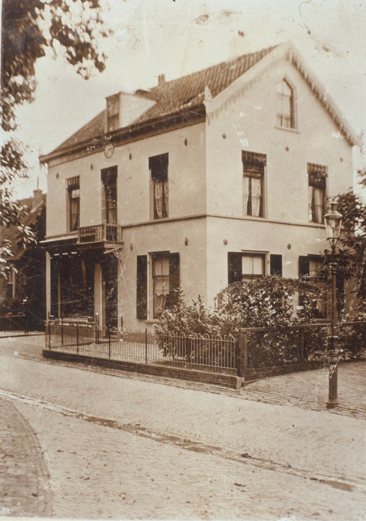 Het huis "Rozenhove" met de klok onder de dakkapel.