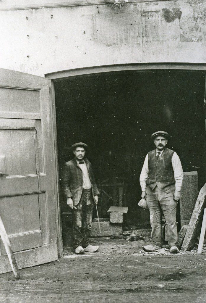 De ingang van steenhouwerij Van Heek aan de Van Toulon van der Koogweg (naast bakkerij Heuterman). Rechts Herman van Heek Sr. (overleden in 1916), links zijn zoon Herman (24-03-1889 / 12-09-1950), die vanaf 1918 het bedrijf voortzette aan de Paasberg hoek Keerweer