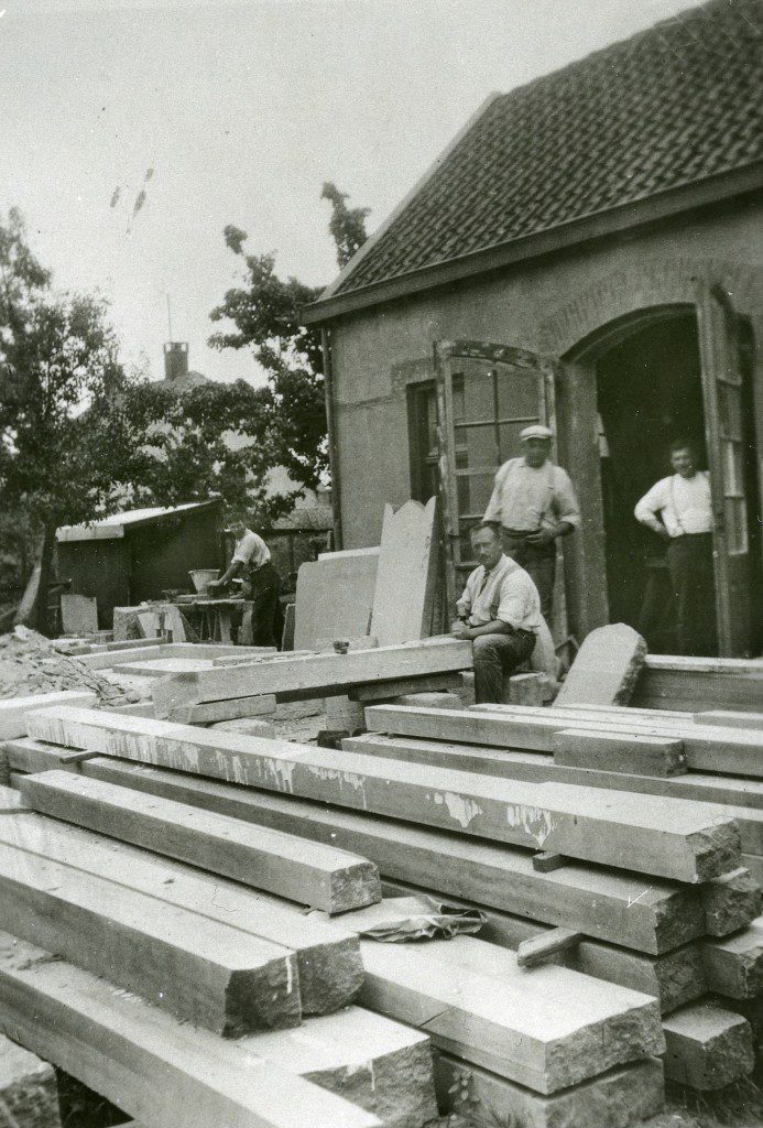 Achter het woonhuis op Paasberg 18 bevond zich de werkplaats van steenhouwerij Van Heek. In de deuropening Herman van Heek jr.