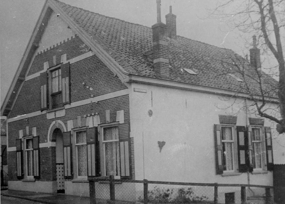 Benedendorpsweg 114, tegenover "de Ploeg", nog als woonhuis met de voordeur in het midden van de voorgevel.
