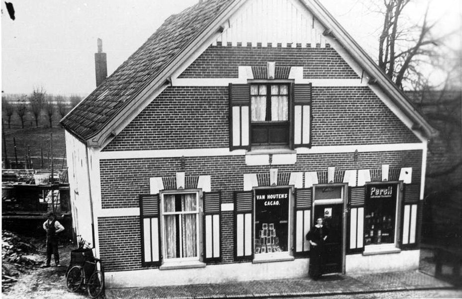 In later jaren verscheen er een kruidenierswinkel met de winkeldeur op de plek van het derde raam van links. Ter plekke van de voordeur bevindt zich nu nu een etalage.