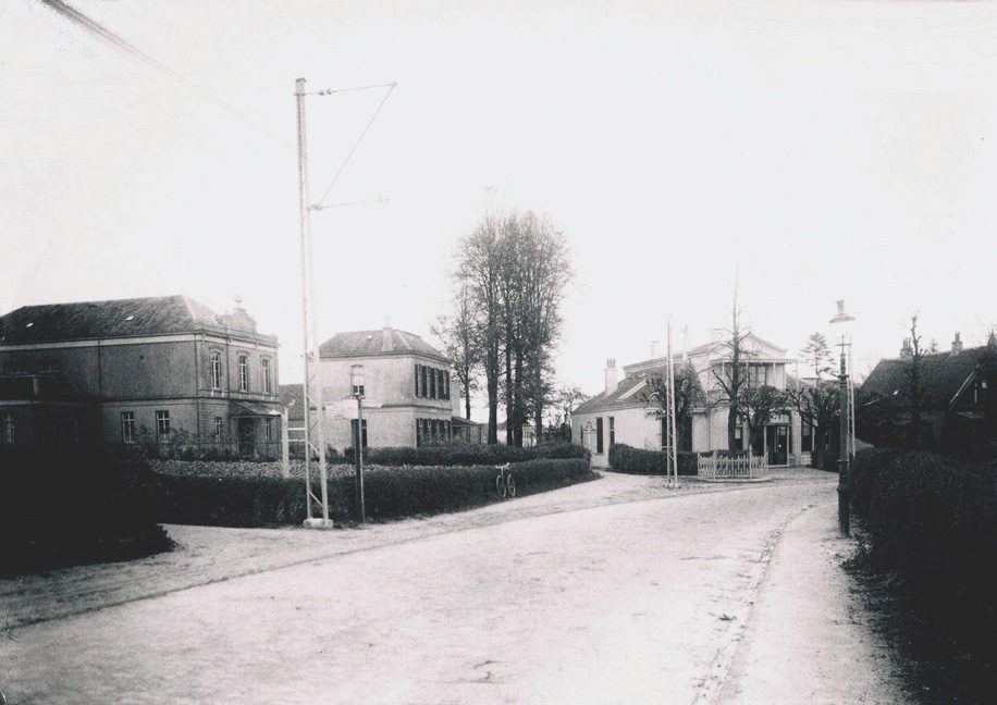 Links de ingang van de Bildersweg met daarachter de Concertzaal en de ervoor staande villa. Rechts "Lindenhoek" waar de uitgever/boekhandelaar G. Romijn zijn winkel had. Foto 1925.