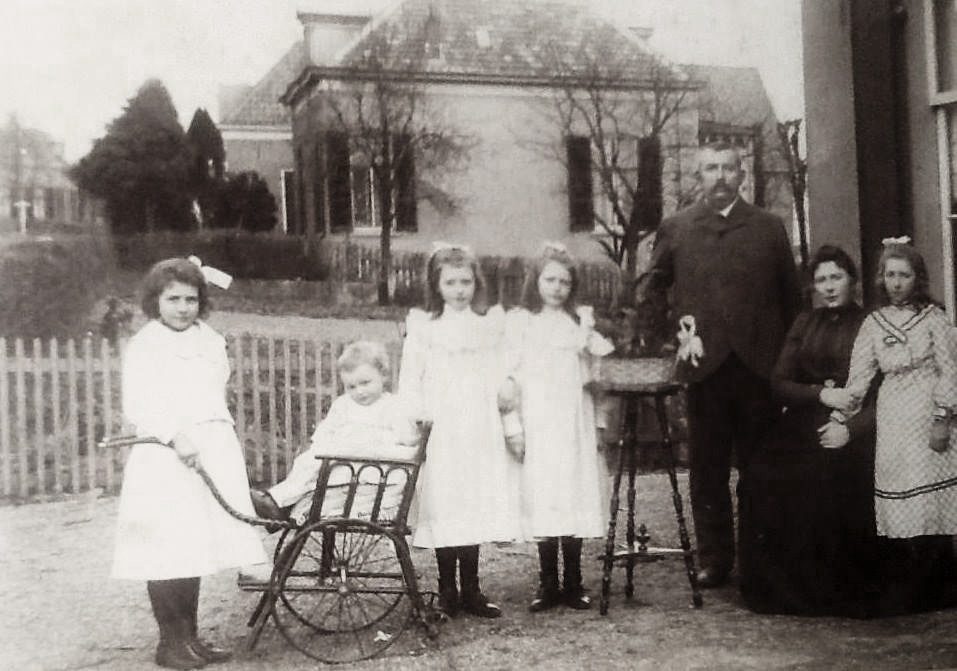Bakker G. J. Schildering voor zijn winkel, huidig nummer 88, op de achtergrond "Bato`s Zicht". Al in 1858 treffen we een bakker H. Schildering aan in de adresboeken.