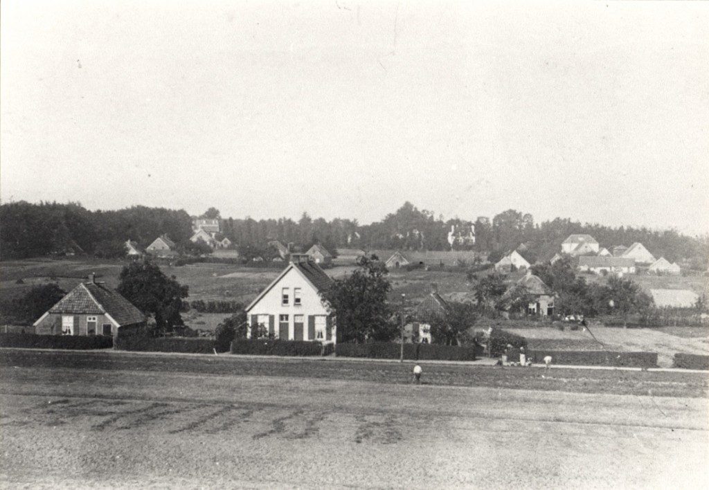 We eindigen bij de Parallelweg in een tijd dat de Lebretweg spaarzaam bebouwd was. ( Foto rond 1910)
