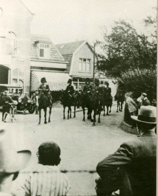 Gele Rijders passeren Garage De Pietersberg ook wel garage Sukkel. De garage werd in 1921 door Wijnand Sukkel opgericht.