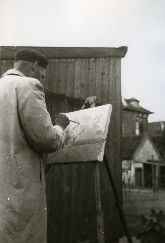 De Oosterbeekse schilder Herman Romijn aan het werk in de tuin van Paasberg 17, huis van de timmerman Joh. van Delden (1935)