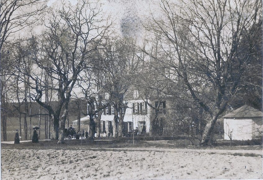 De achterzijde van hotel "Dreijeroord" in 1890. Evert Rothuizen was hier in 1883 het hotel begonnen. De koets zal van de aan de Stationsweg liggen stalhouderij Aalbers zijn geweest die veel gasten voor het hotel vervoerde.
