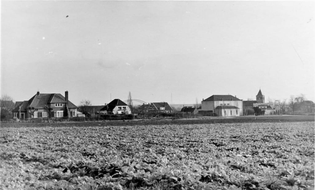 Dit is een ansichtkaart uit begin 50er jaren (foto Langevoort-Oosterbeek) met links Bildersweg 14 (villa Souvenir gebouwd door W.E.Voute in 1930) en rechts daarvan “Uilengeluk”, dat gesloopt is midden jaren 1 60 van de vorige eeuw.