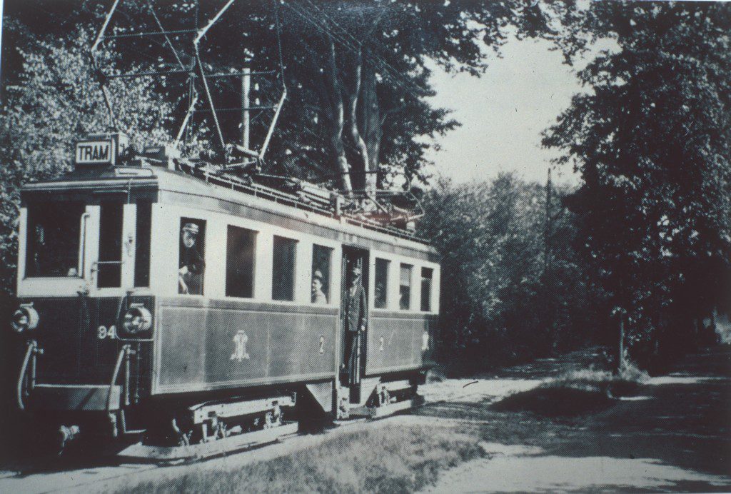 Eind jaren `20 van de vorige eeuw kruipt een tramstel van de TOL de heuvel nabij de Westerbouwing.