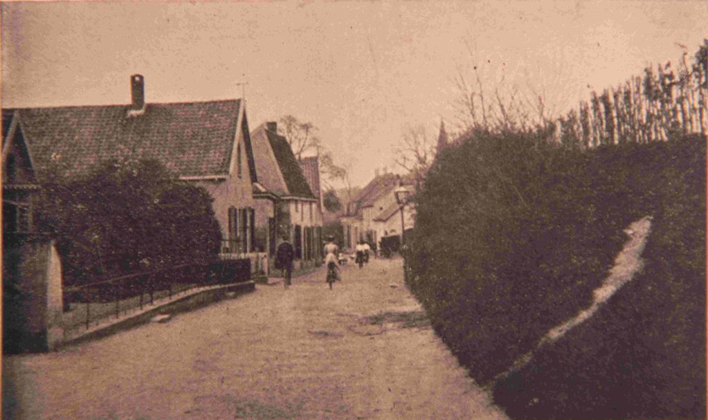 Gaat men iets voorbij de "Gelderse Blom" op de Benedendorpsweg staan dan krijgt men bovenstaand straatbeeld.