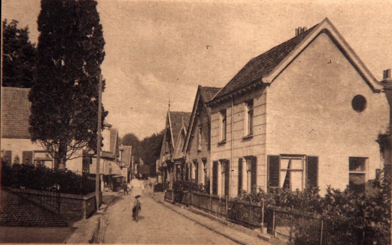 Rechts het pand dat begin jaren '70 werd afgebroken t.b.v. een parkeerplaatsje voor drie auto's.