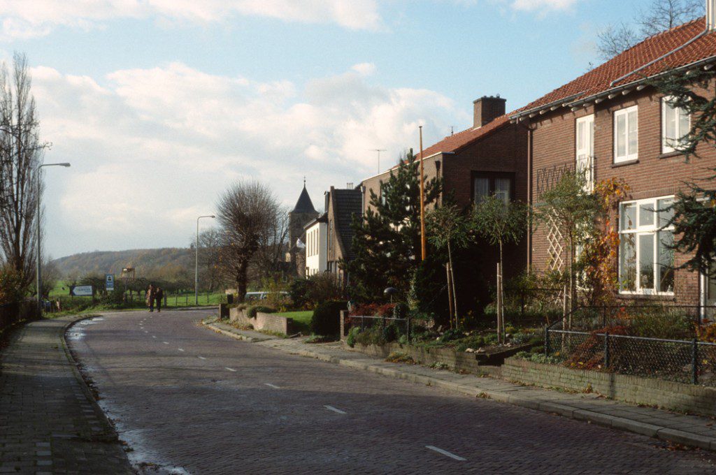 Een foto uit 1990 die de situatie ter plekke van "De Ploeg" en "De Parre" weergeeft. Achter de bocht de voormalige smederij van Breman.