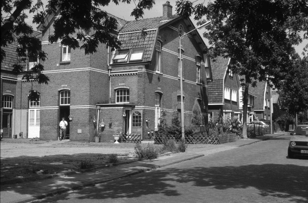 Zicht op Lebretweg 22 met ervoor de plek waar nu, op de hoek van de St. Bernulphusstraat de twee onder één kap staat (nummer 20). Foto 1990.